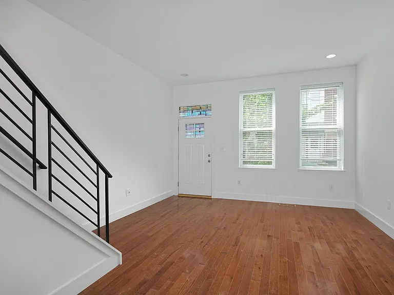 863 E Thompson St — Photo 8