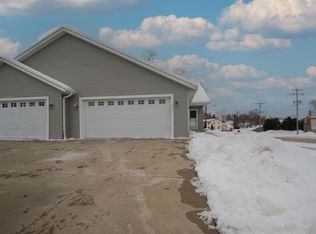 301 Creekside Ct, Watertown, WI 53098