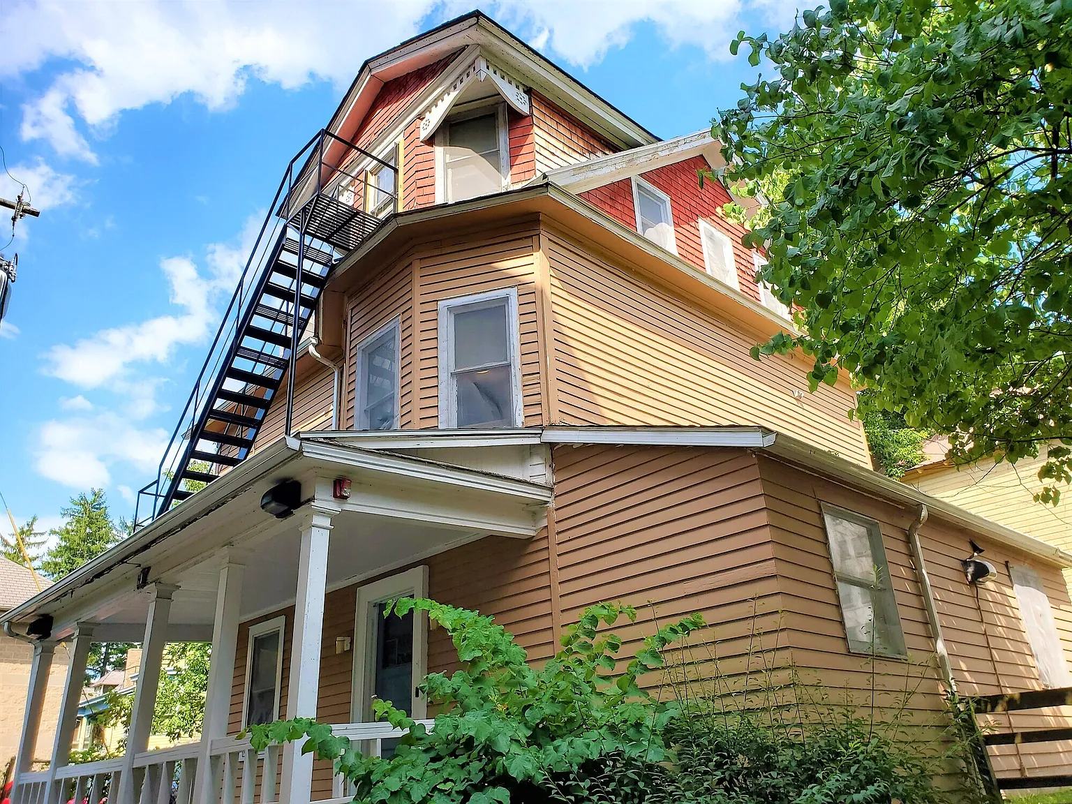 8-Bedroom House in Central Collegetown — Photo 2