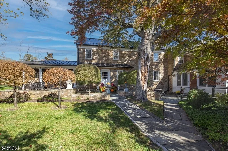 4 bed, 4.5 bath, $8,500 — Photo 1