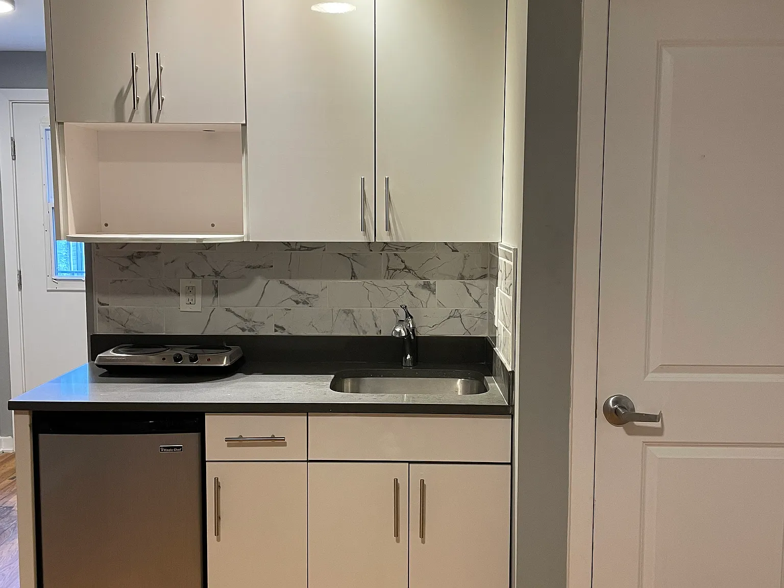 Studio, $875 — Photo 4