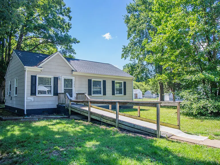 2709 Pauls Ln — Photo 1