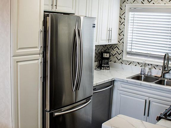 2nd image of 5540 Owensmouth Ave APT 303