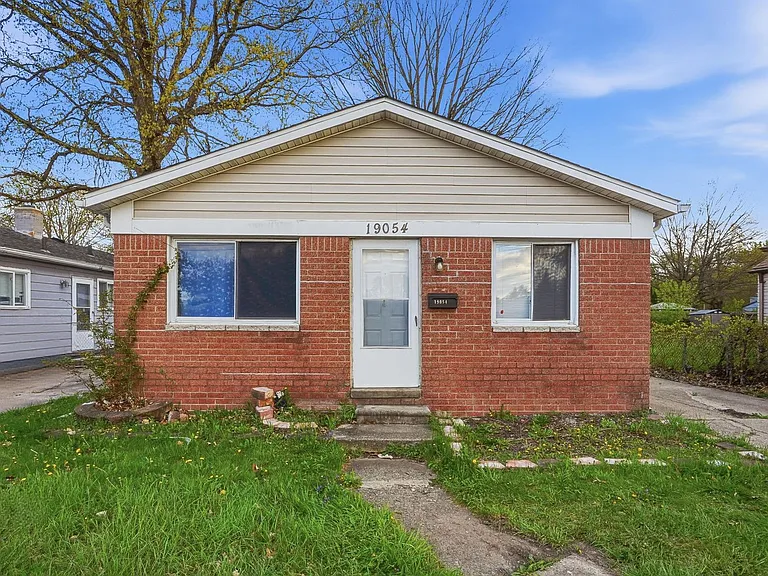 19054 E Thirteen Mile Rd — Photo 1