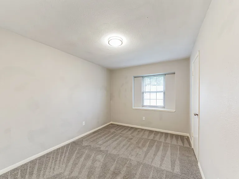 700 Meadowglen Dr — Photo 27