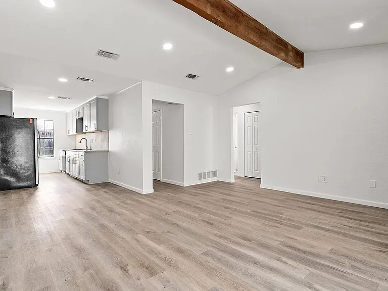 1907 Moonlight Dr — Photo 9