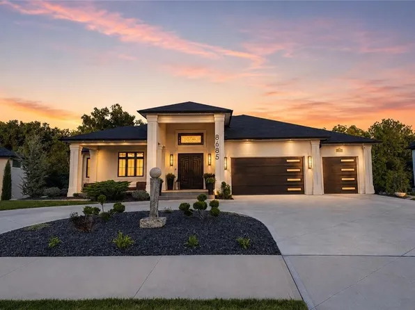 8685 NE Shoal Creek Valley Dr, Kansas City, MO 64157