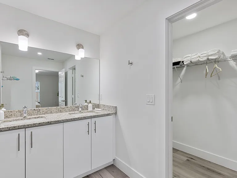 2321 NW 26th St — Photo 8