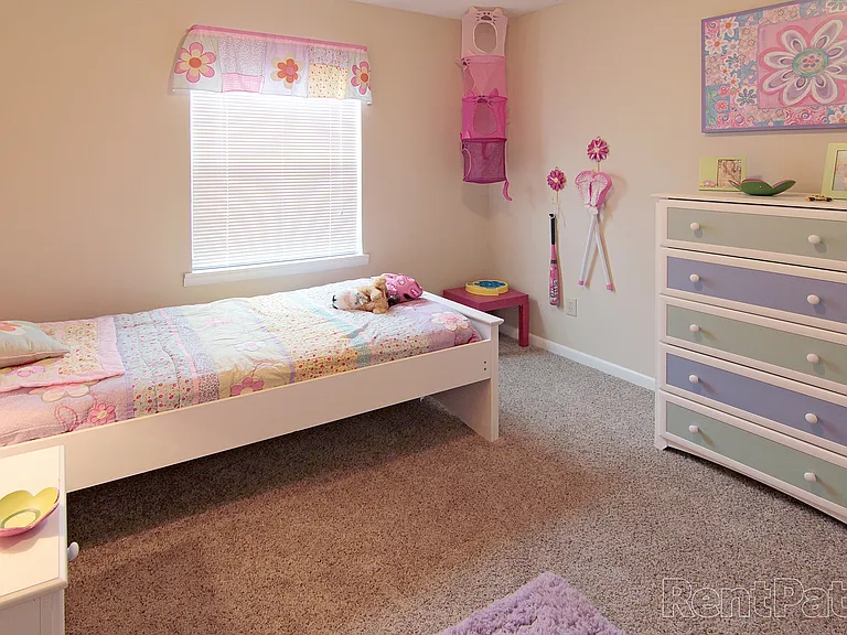 Spacious_Bedroom