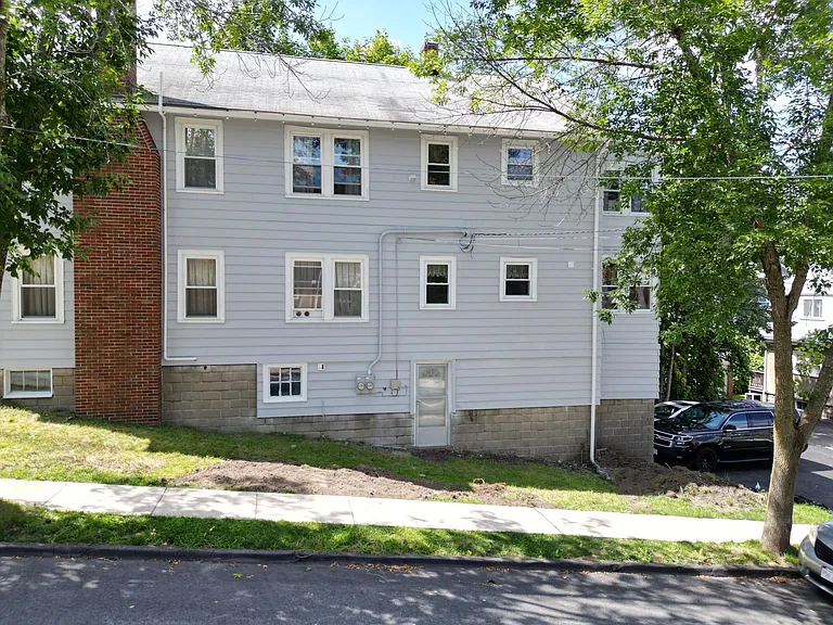 717 Belmont St — Photo 5