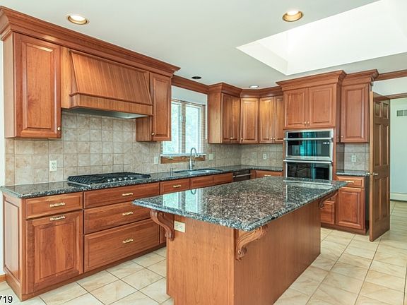 5th image of 34 Silver Spring Ct