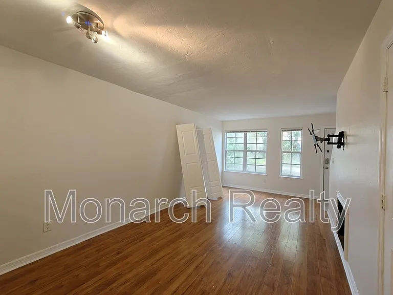 620 SW 10th Ln #4 — Photo 2