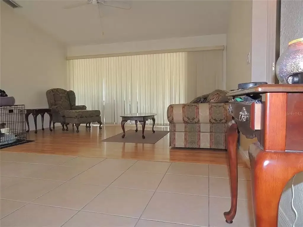 Entry way and main room - 264 Valdiva St