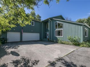 4024 Ellendale Rd, Chagrin Falls, OH 44022