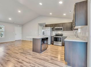 5483 Summerland Dr, Waterloo, IA 50701