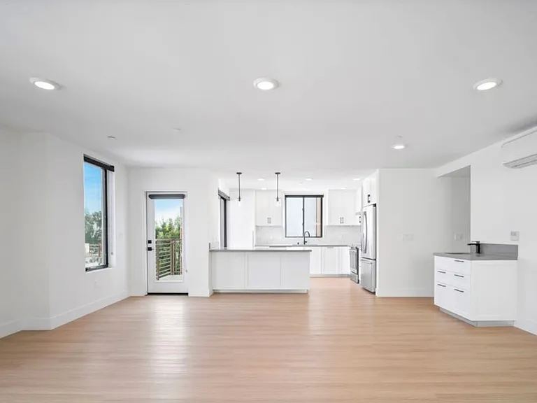 1261 Stoner Ave — Photo 4