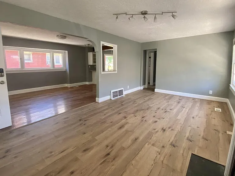 348 E Hollywood Ave — Photo 6