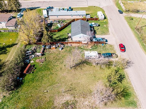 3rd image of 827 2nd St E