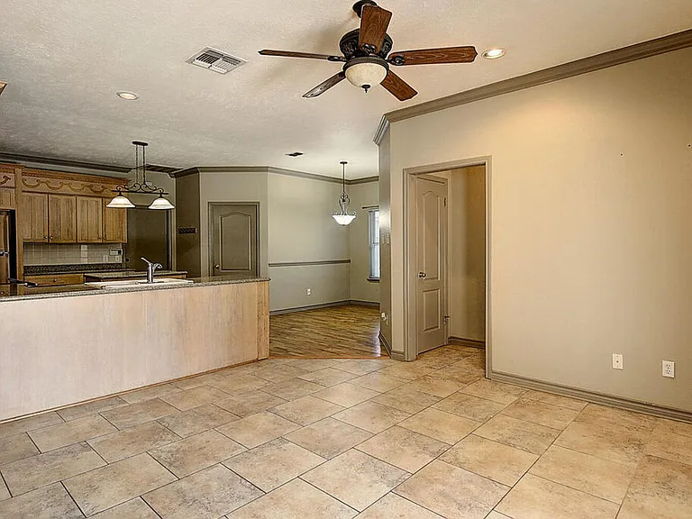 7642 Dallas St — Photo 15
