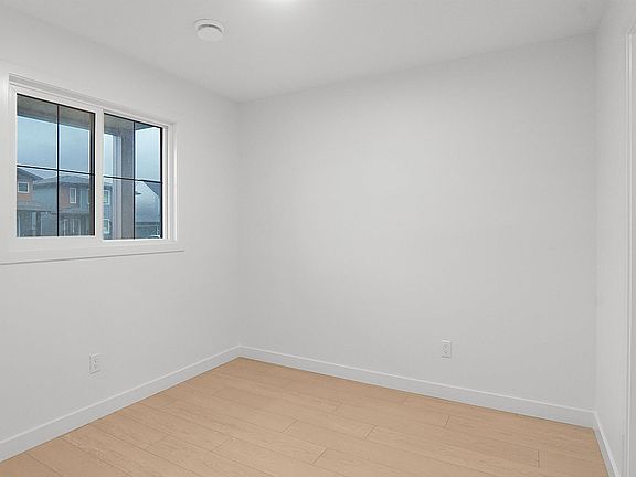 4th image of 633 176th Ave NW