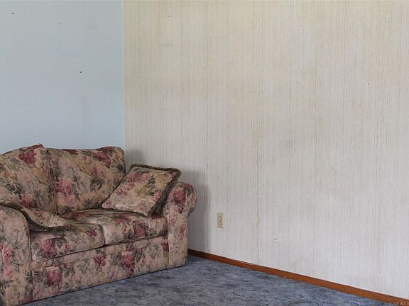 4th image of 595 NW Blake Ave