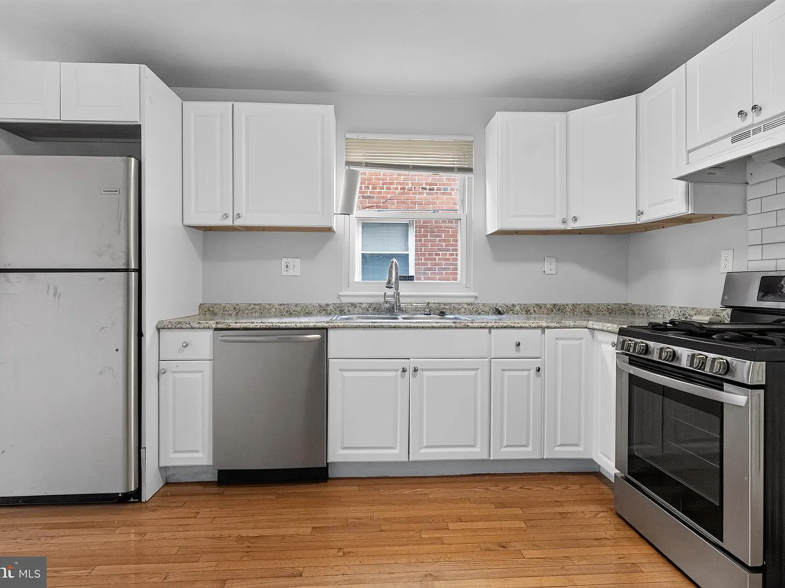 3 bed, 1.5 bath, 1920 sqft, $3,000 — Photo 2