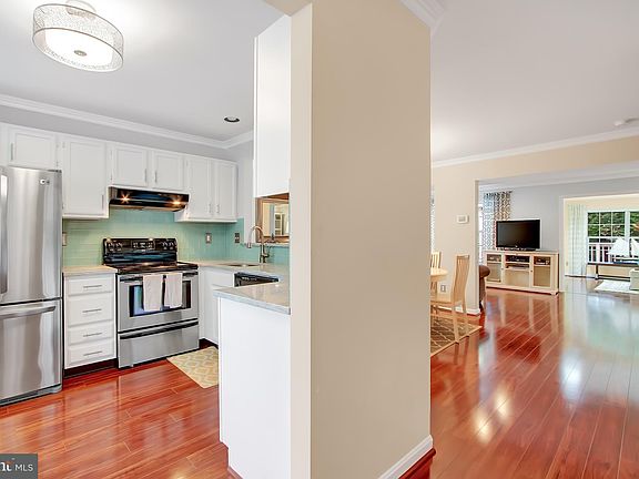 3rd image of 1332 Bennett Pl