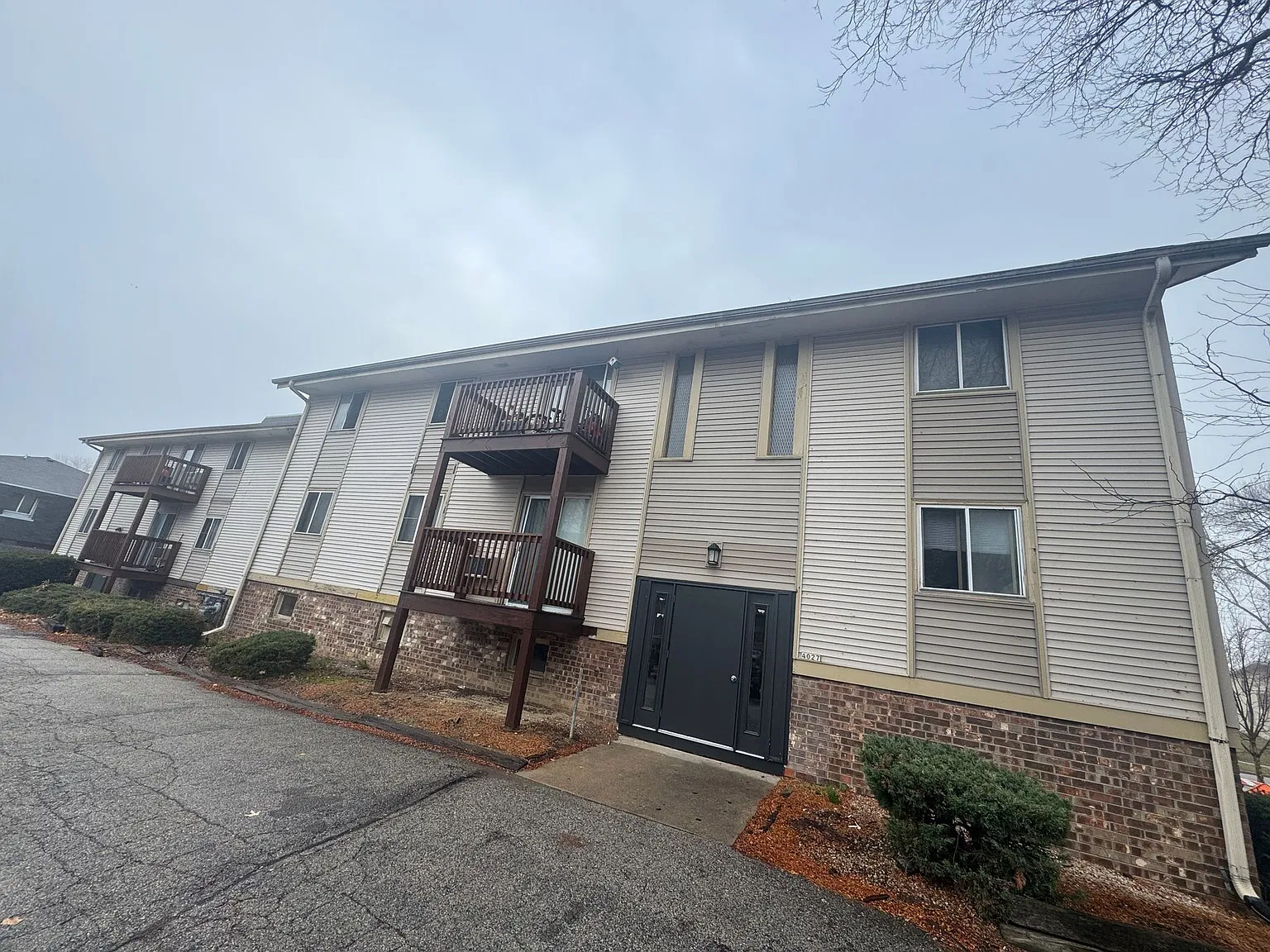 Lakeside Apartments — Photo 4