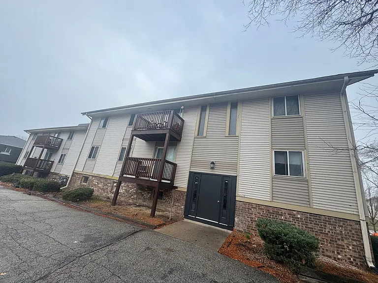 Lakeside Apartments — Photo 4
