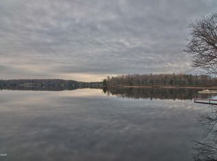 82 W Shore Rd, Waymart, PA 18472