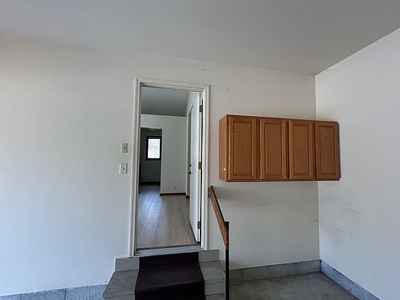 3rd image of 615 Oakridge Ct