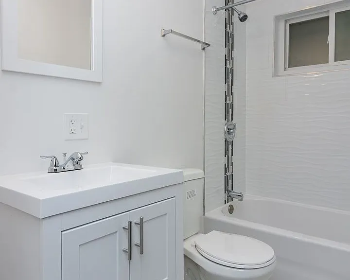 8215 S Ellis — Photo 2