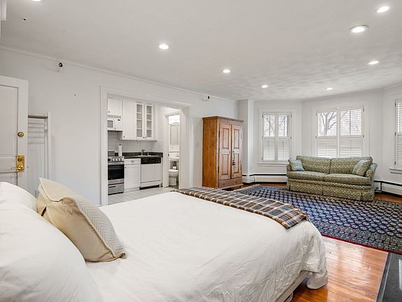 5th image of 236 Beacon St APT 1E