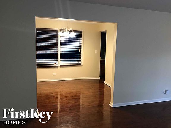 3rd image of 4649 Clarendon Ave