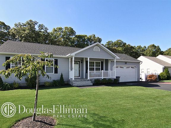 3rd image of 31 Chauncey Ln