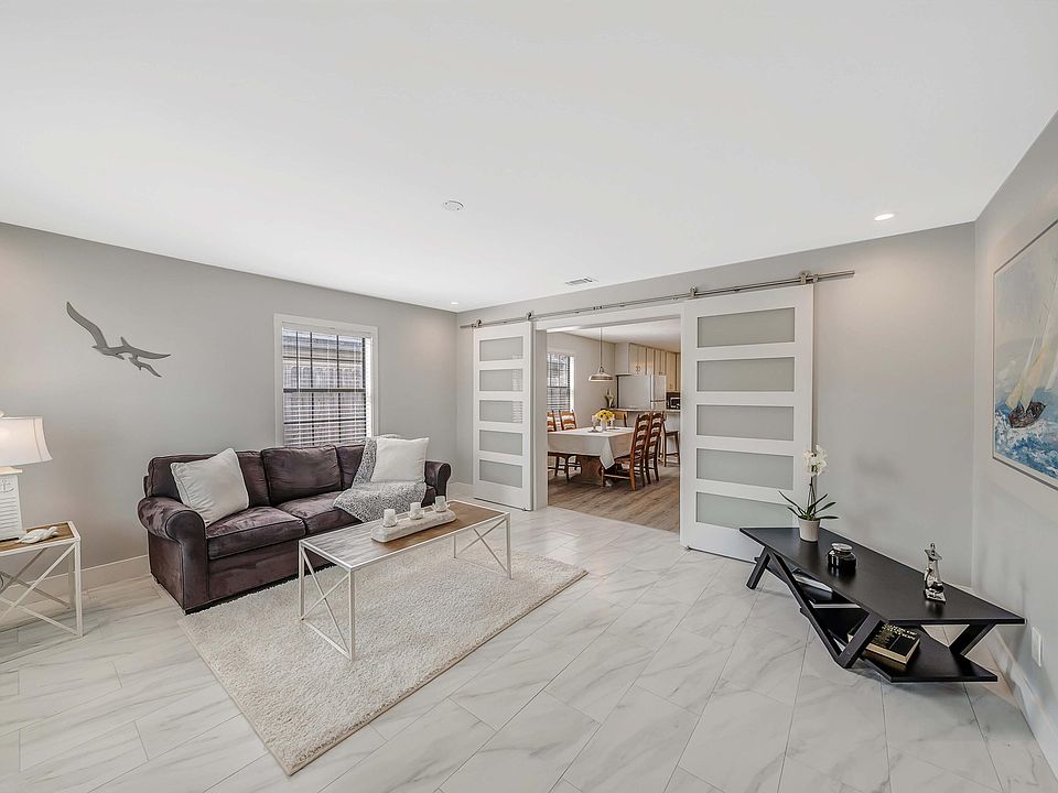 1st image of 403 Tarpon St