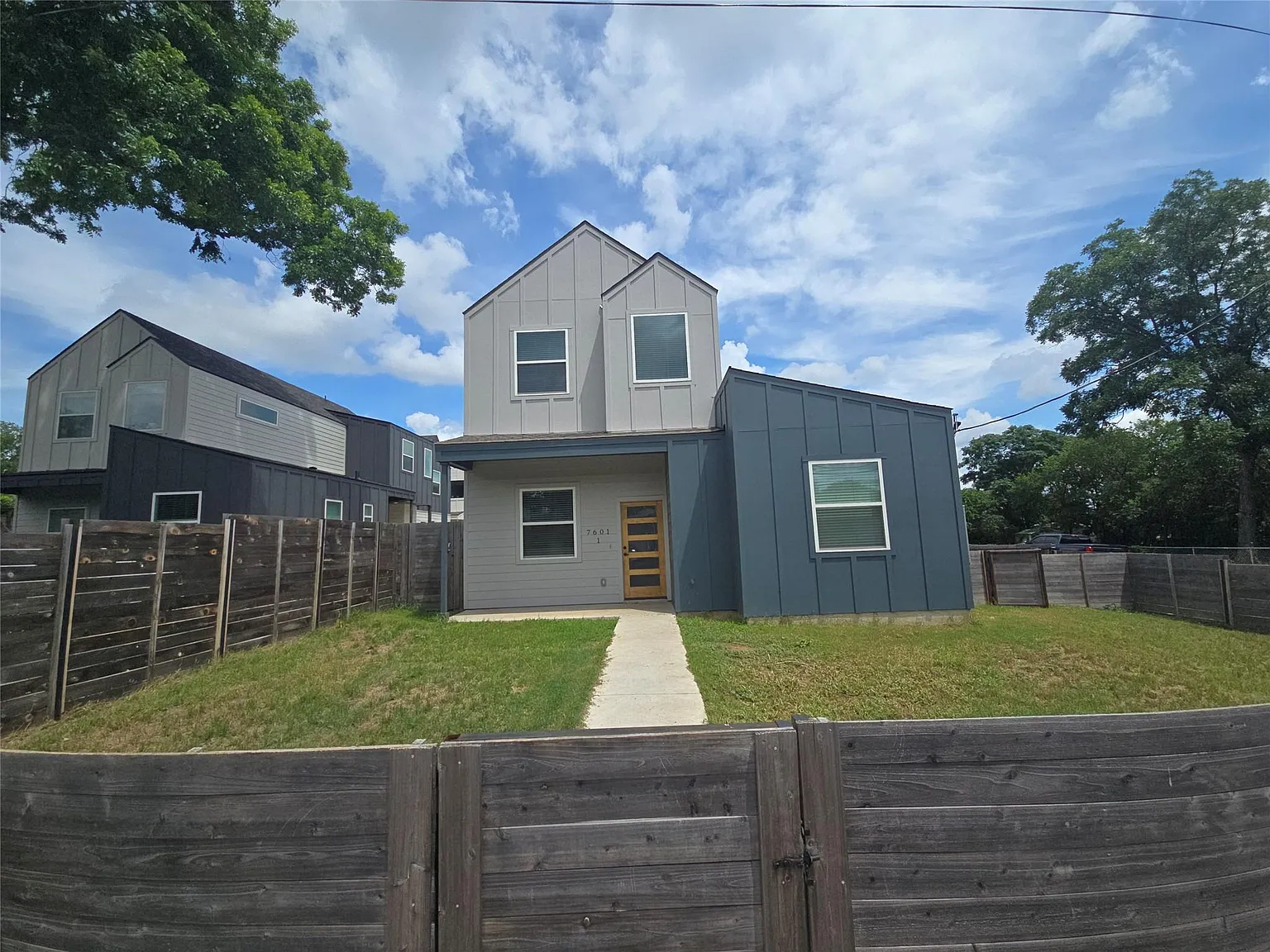 2 bed, 2.0 bath, 1200 sqft, $2,300 — Photo 2