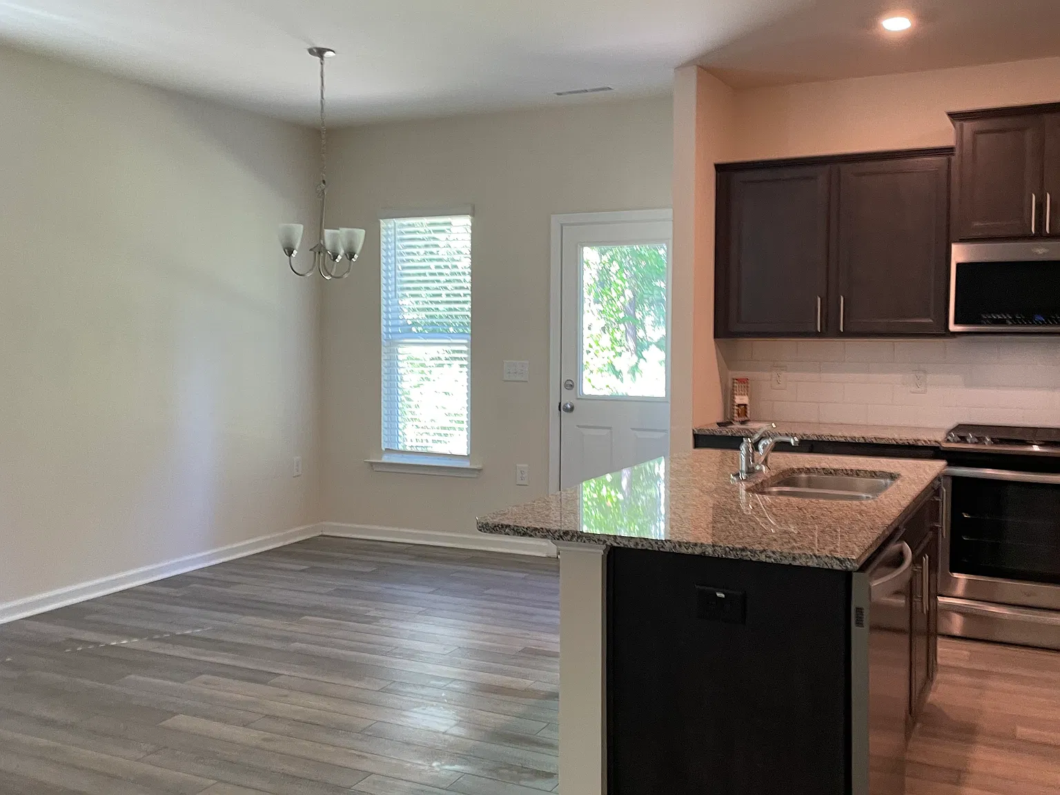 3 bed, 2.5 bath, 1558 sqft, $1,999 — Photo 3