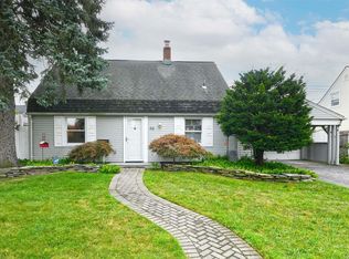 42 Corncrib Ln, Levittown, NY 11756