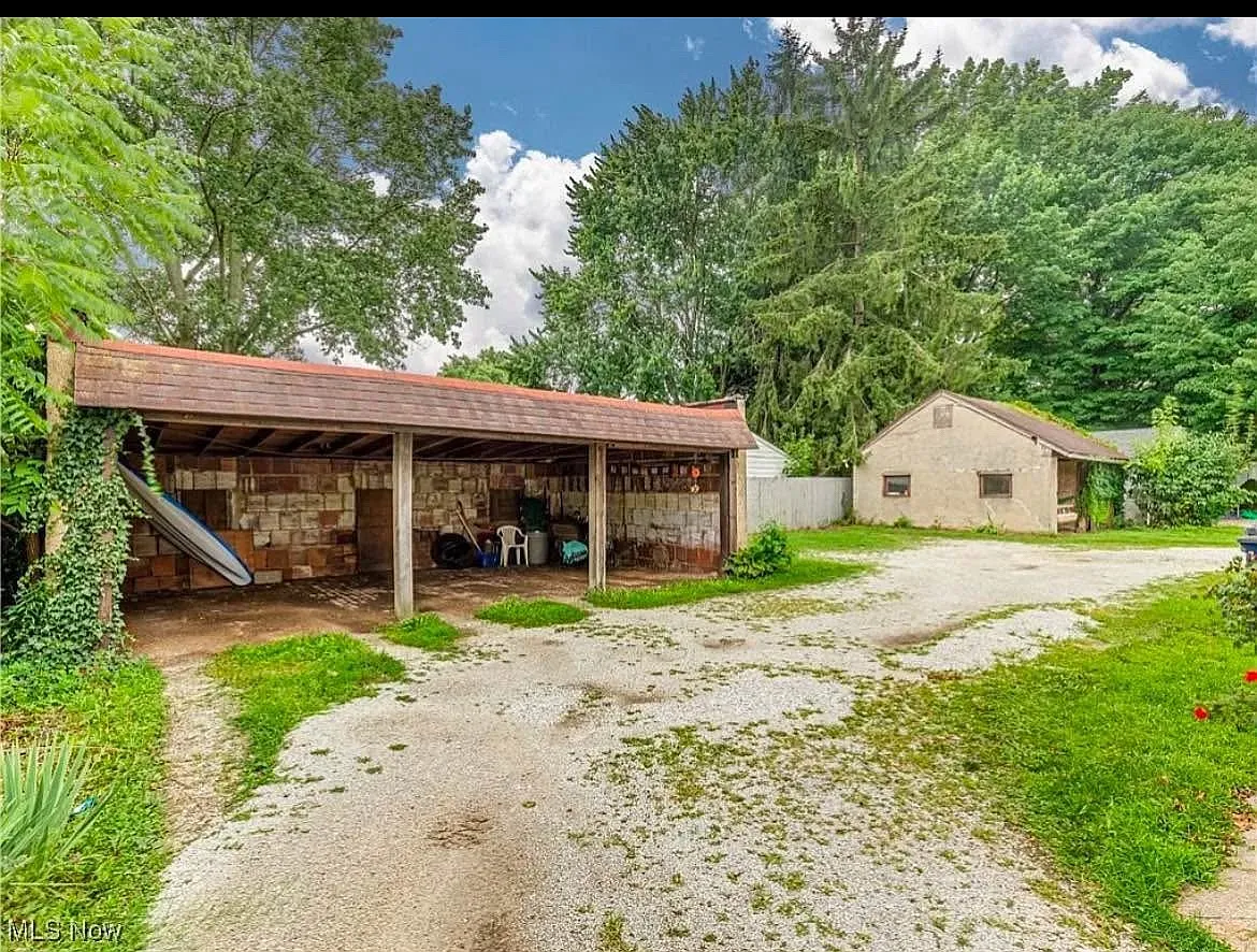 642 E Wilbeth Rd — Photo 3