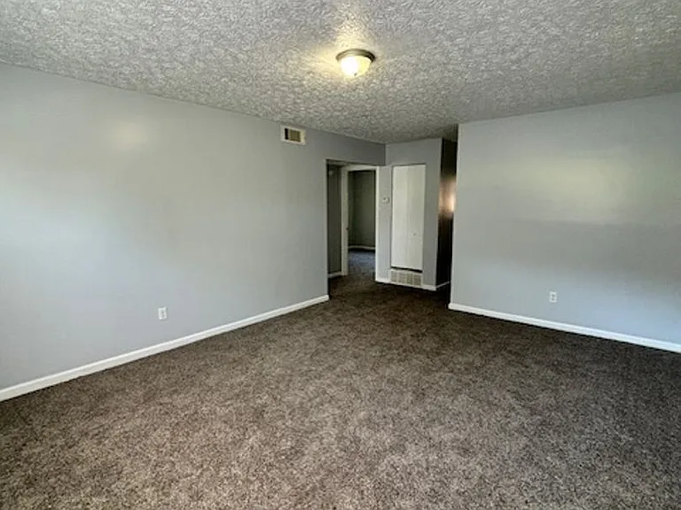 433 Woodcreek Dr — Photo 12