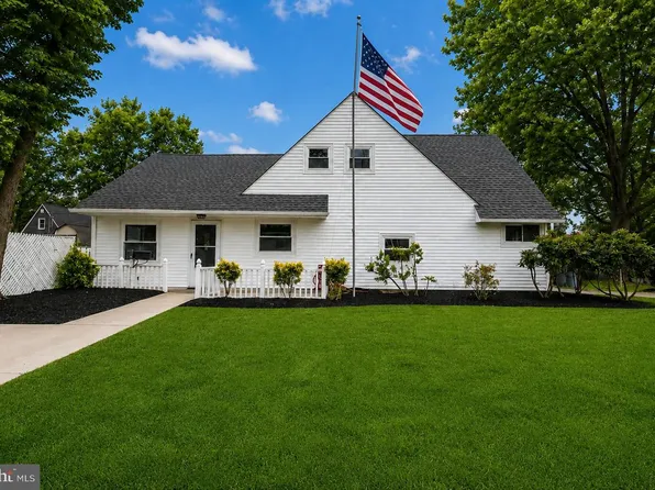 43 Northpark Dr, Levittown, PA 19054
