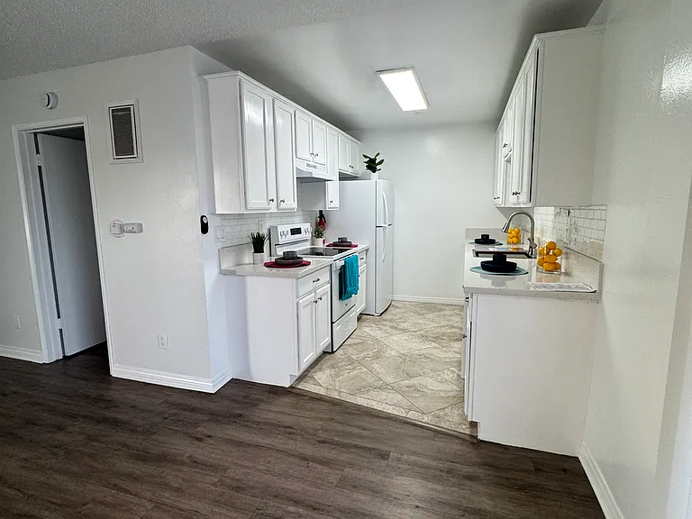 Hillside Plaza Apartments — Photo 11