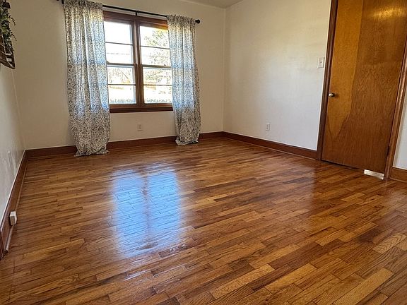 2nd image of 410 Sunset Cir