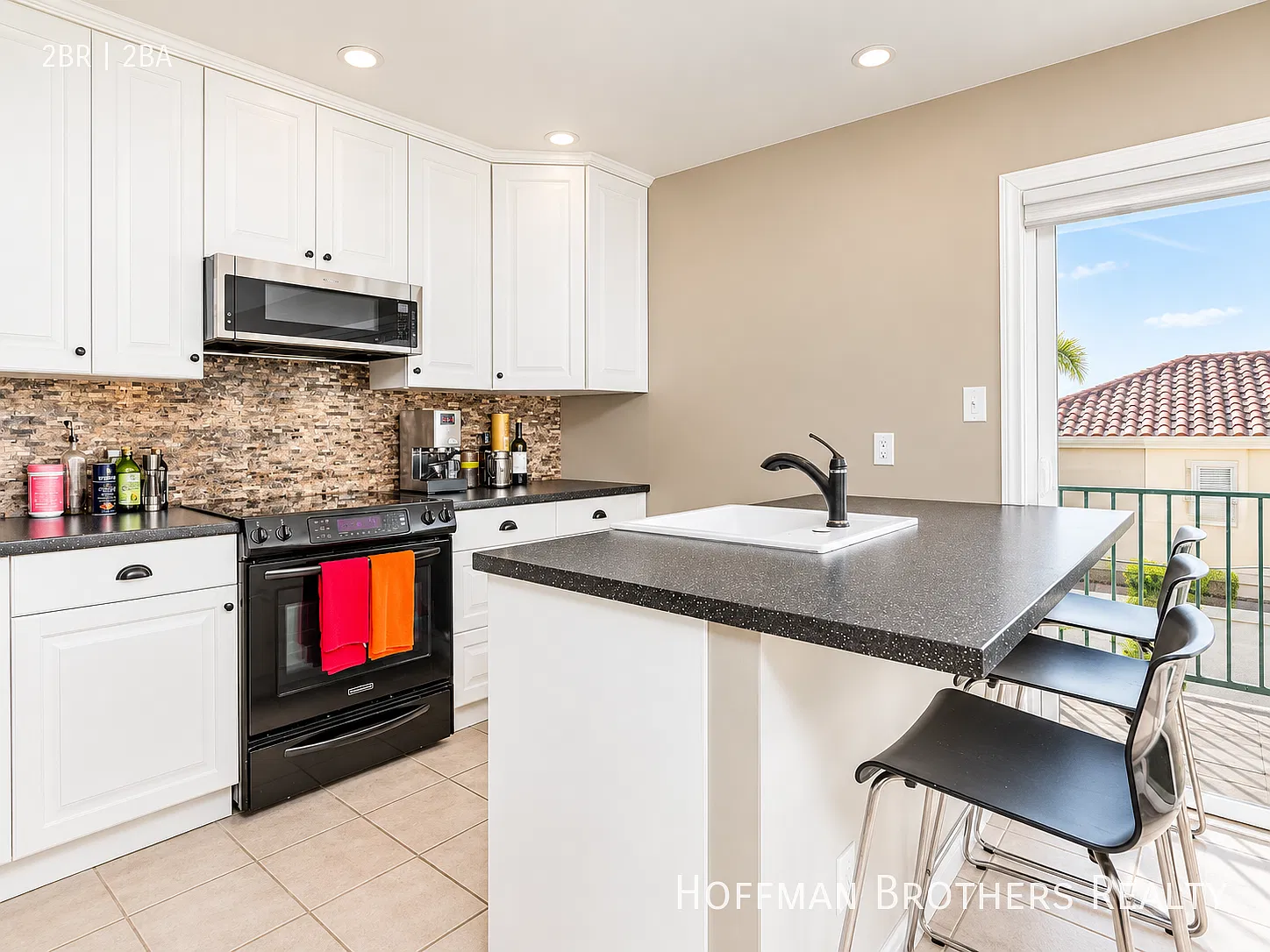 **All Utilities Included**Renovated Coastal Apartment With Updated Kitchen, Pool, Jacuzzi & Parking — Photo 2