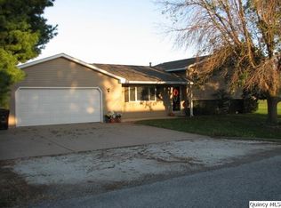 300 4th St, Carthage, IL 62321