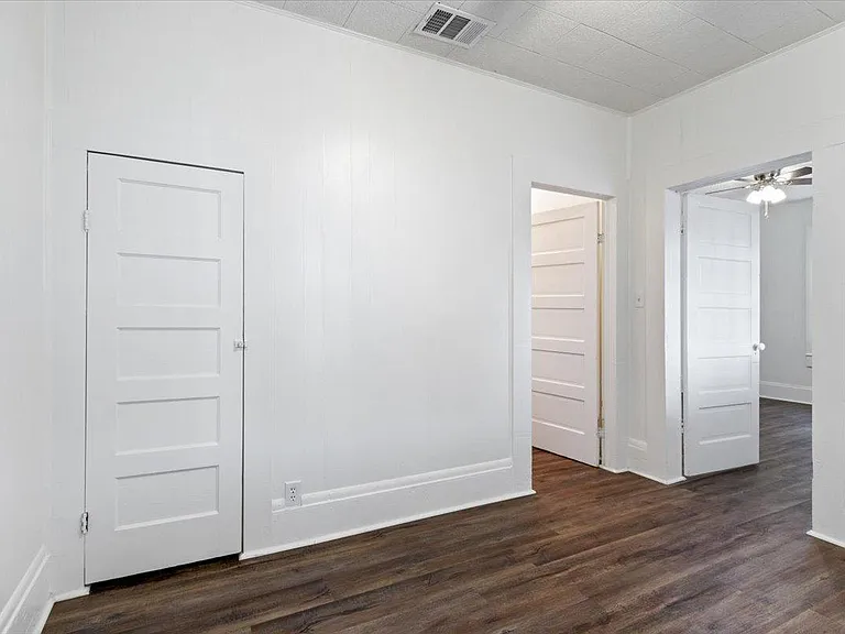 1406 Avenue D — Photo 11