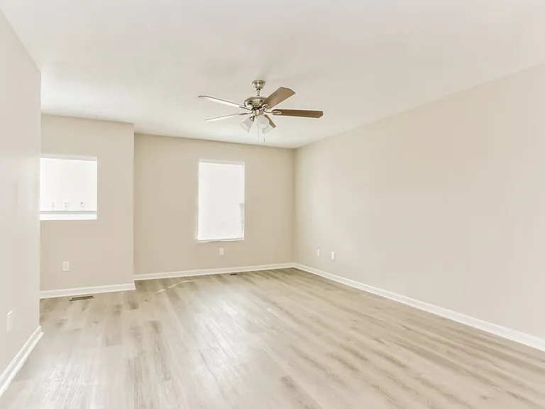 804 Zeller Dr — Photo 11