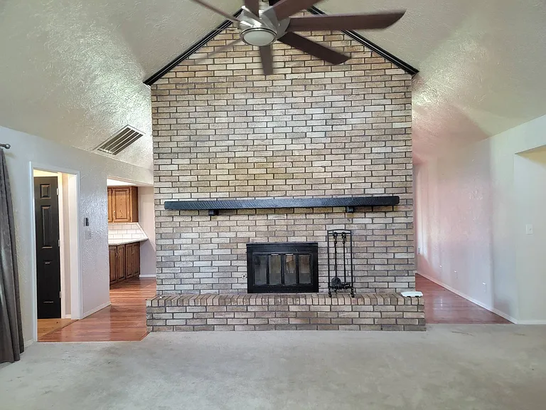 312 Rosanne St — Photo 7