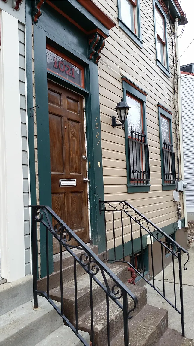 1021 Manhattan St photo 1